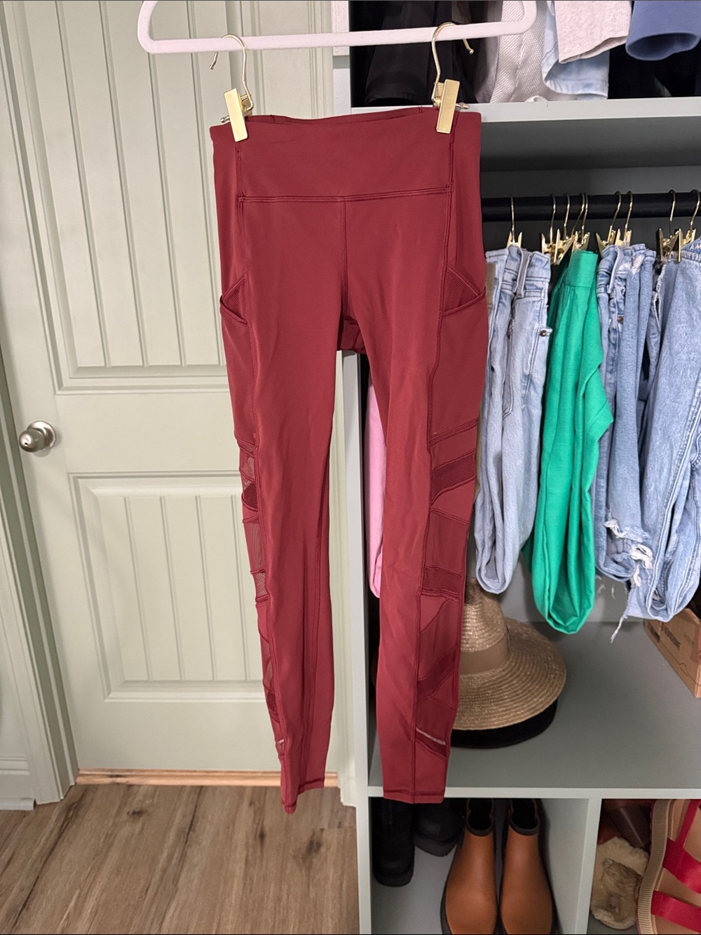 Lululemon High-Rise Burgundy Active Leggings with Side Pockets and Mesh